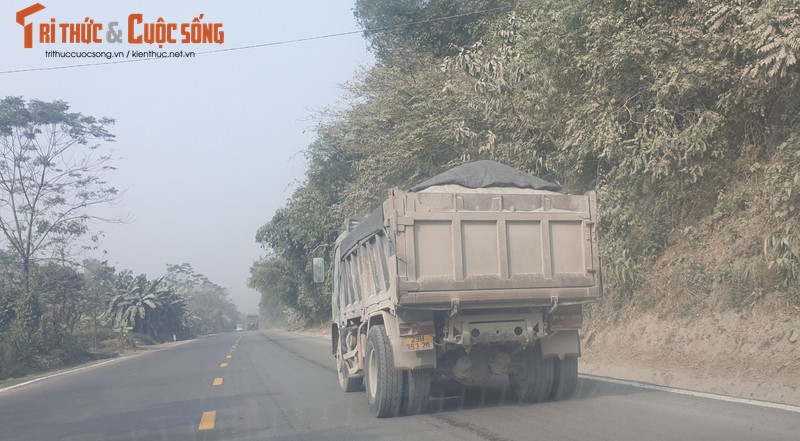 “Binh doan” xe coi noi, cho qua tai tung hoanh tren duong Ho Chi Minh-Hinh-8