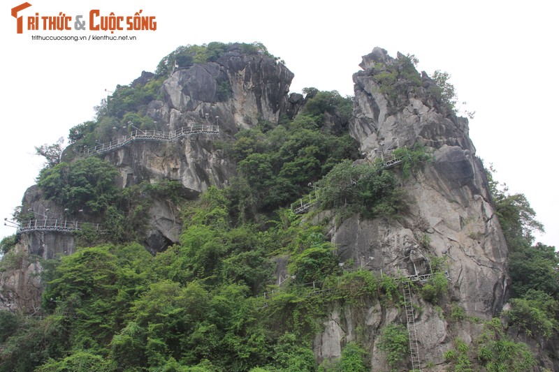 Nhung nui da tren vinh Ha Long bi “chang” dien chieu sang gio sao?