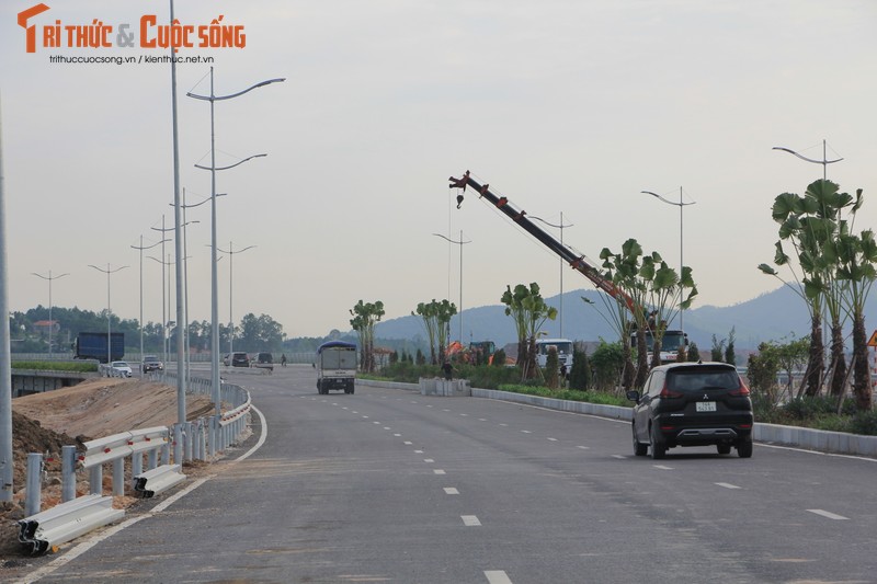 Quang Ninh: Sau khanh thanh, du an cau Tinh Yeu van ngon ngang, mat ATGT-Hinh-3