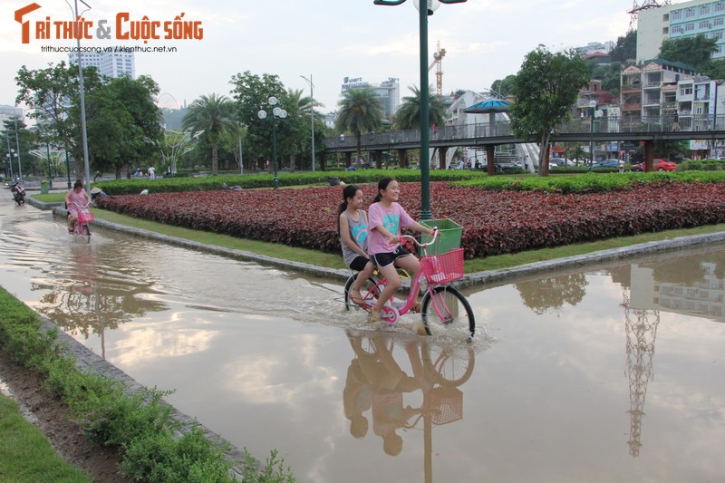 Quang Ninh: Cong vien hoa tram ty “cu mua la lut“-Hinh-8