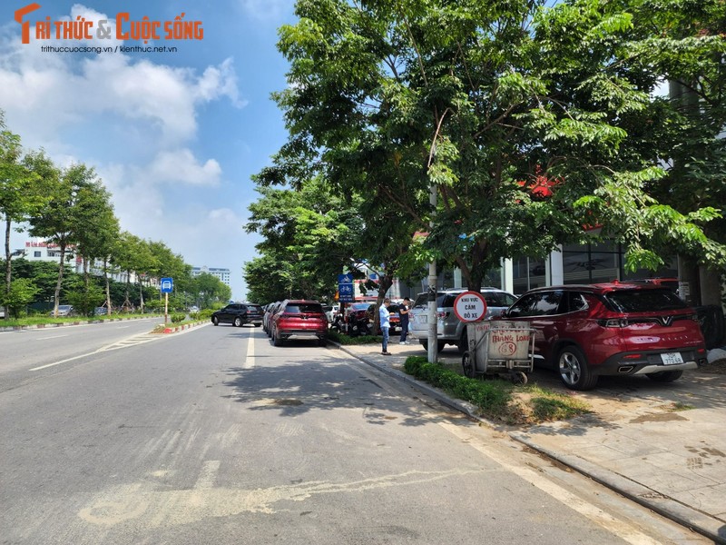 Ha Noi: O to “bua vay” via he, chiem dung long duong Trinh Van Bo-Hinh-3