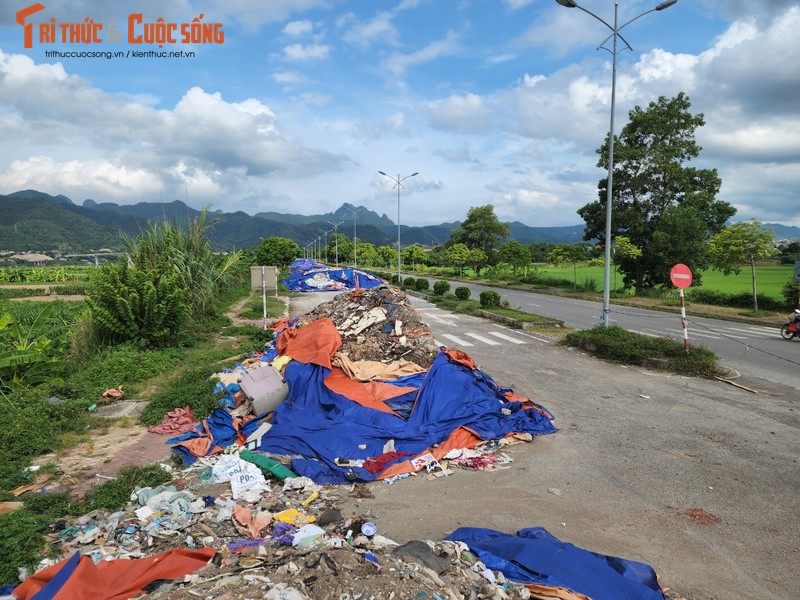 Hoa Binh: Bai rac khong lo “nhan chim” duong Truong Han Sieu-Hinh-6