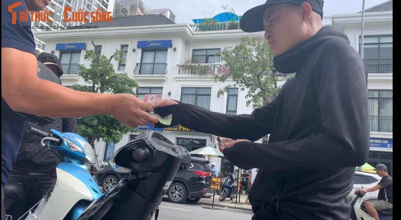 Ha Noi: Bai trong giu xe het giay phep, Cty Huu Duc Tri van thu tien