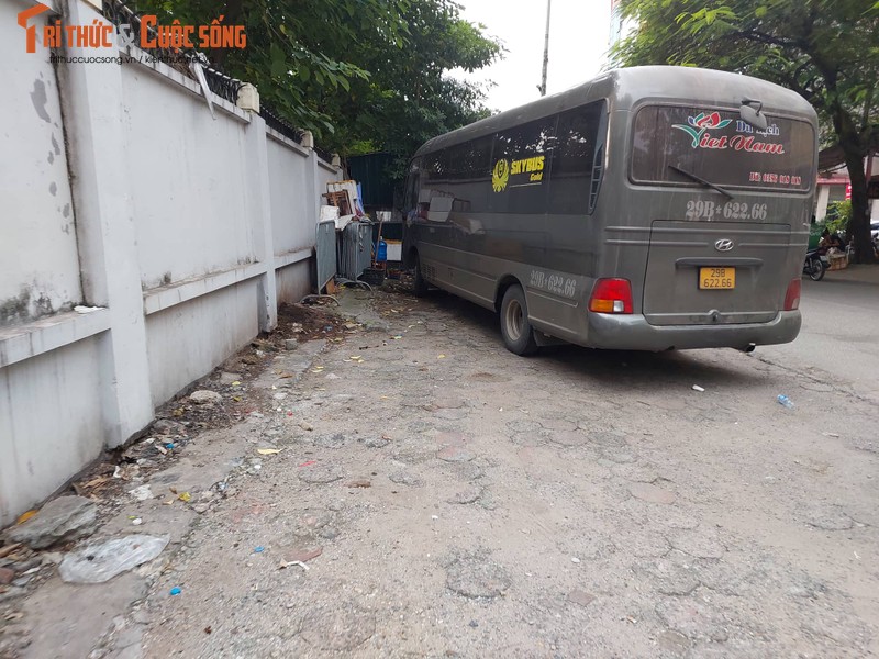 Ha Noi: Via he duong Nguyen Hoang bi lan chiem, hu hong nang-Hinh-10