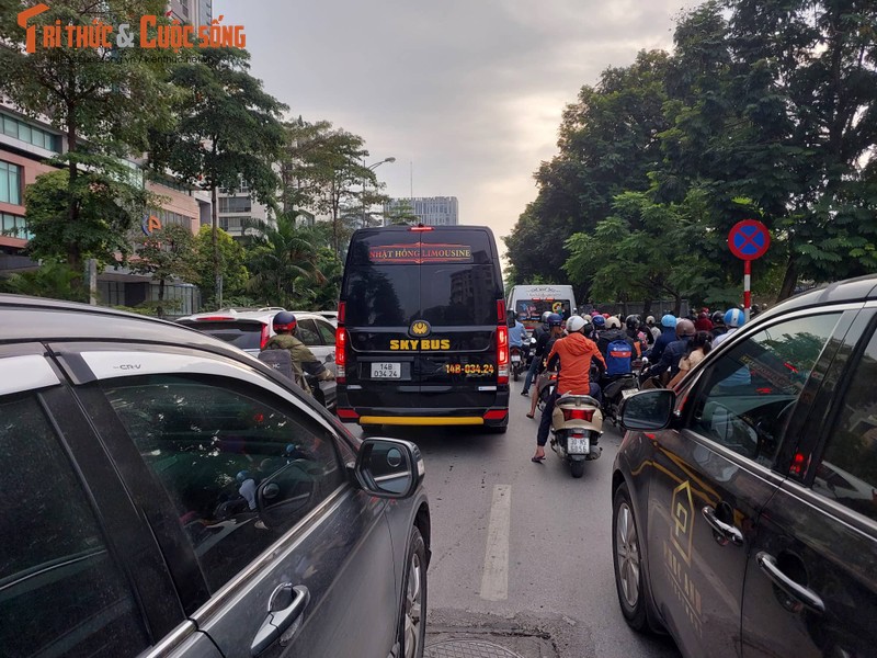 Ha Noi: Via he duong Nguyen Hoang bi lan chiem, hu hong nang-Hinh-2