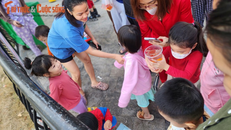 Tre em Ha Noi nao nuc tha ca Chep tien ong Tao chau troi-Hinh-13