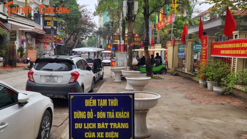 Ha Noi: Xe dien cho khach o Bat Trang khong dang ky, dang kiem-Hinh-2