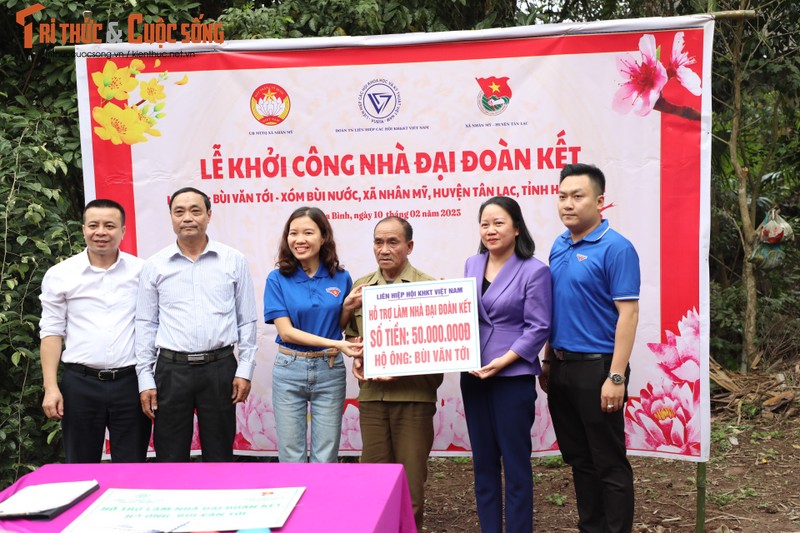 Am tinh “Xuan chia se yeu thuong 2023” cua VUSTA tai Hoa Binh-Hinh-2