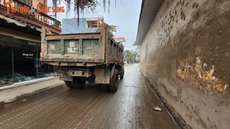 Hung Yen: Khon kho vi tuyen duong DH52 ngap ngua bun dat, bui ban