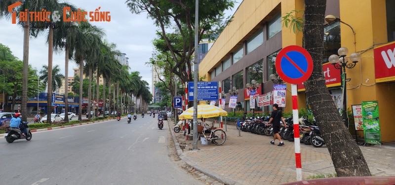 Ha Noi: Cap diem trong giu xe duoi long duong sau bien cam do-Hinh-2