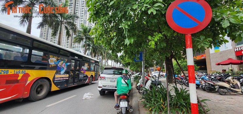 Ha Noi: Cap diem trong giu xe duoi long duong sau bien cam do-Hinh-4