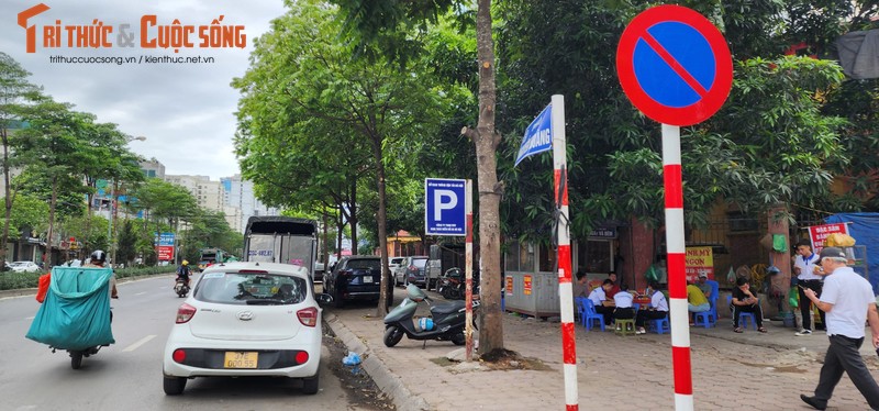 Ha Noi: Cap diem trong giu xe duoi long duong sau bien cam do-Hinh-6