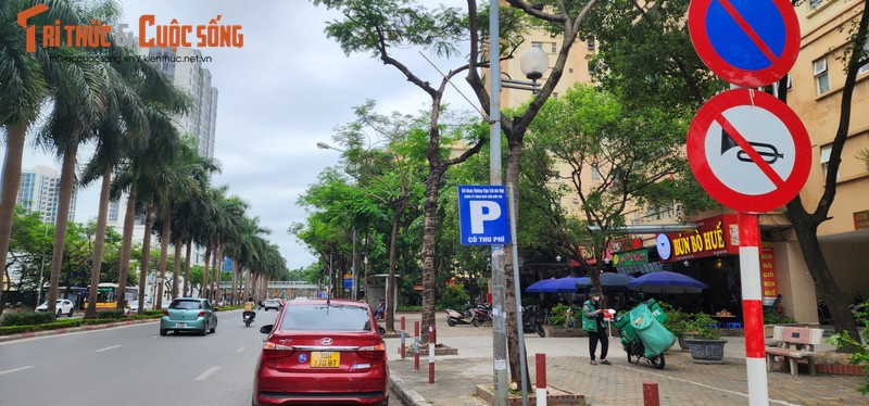 Ha Noi: Cap diem trong giu xe duoi long duong sau bien cam do