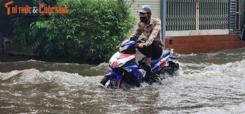 Duong pho Ha Noi ngap lut giua troi nang-Hinh-10