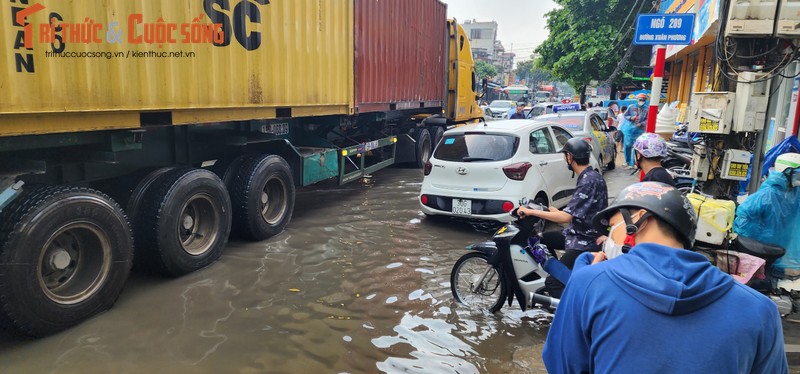 Duong pho Ha Noi ngap lut giua troi nang-Hinh-17