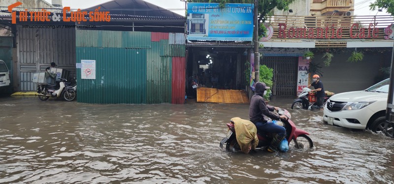 Duong pho Ha Noi ngap lut giua troi nang-Hinh-4