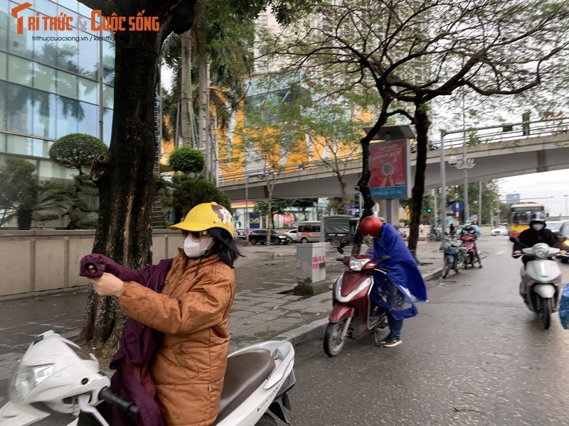 Mua gio lanh khien giao thong Ha Noi un u gio cao diem-Hinh-6