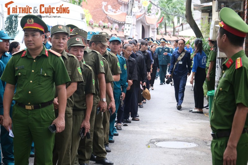 Hang dai Nhan dan xep hang vieng Tong Bi thu Nguyen Phu Trong o que nha-Hinh-7