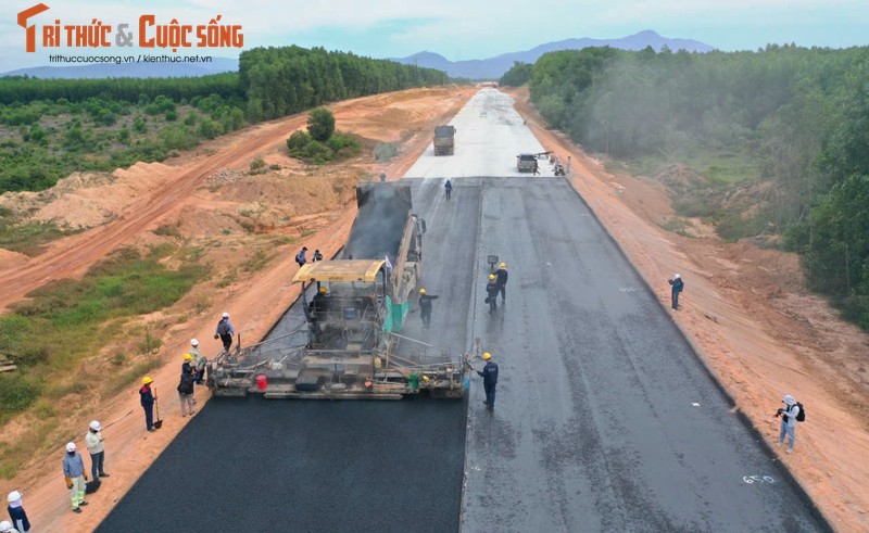 Cao toc Quang Ngai – Hoai Nhon bat dau tham nhua, len hinh hai