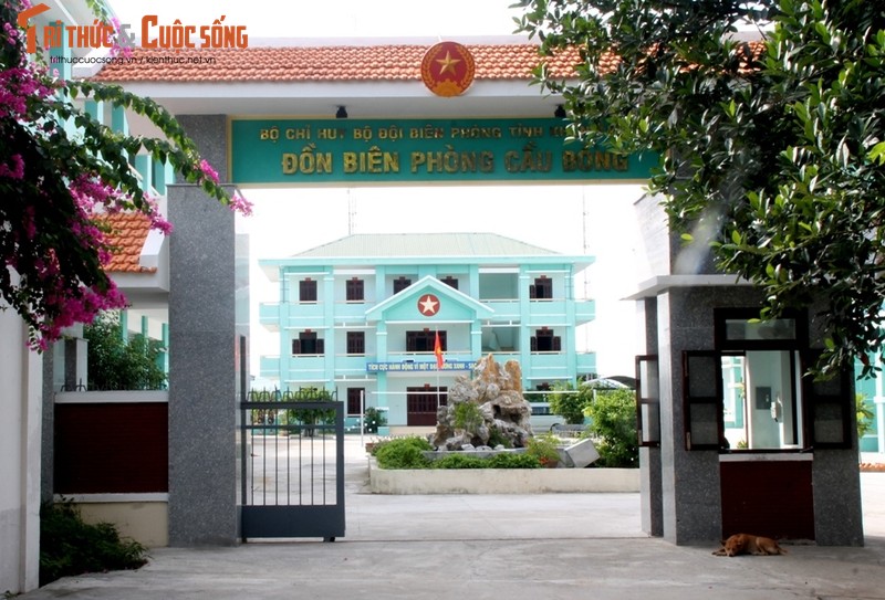 Ngo ngang doanh trai Don bien phong Cau Bong