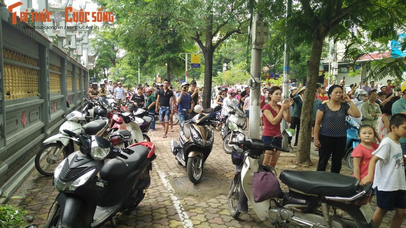 Ha Noi: Xe buyt boc chay du doi tren duong-Hinh-4