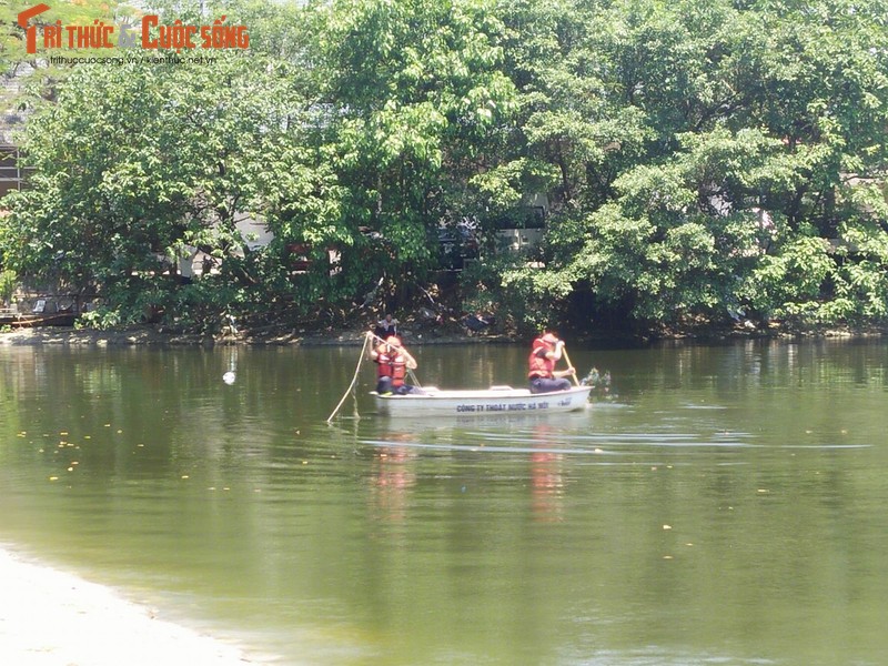 Phat hien thi the nguoi dan ong duoi ho Thien Quang, Ha Noi-Hinh-3