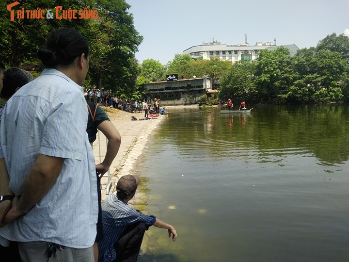 Phat hien thi the nguoi dan ong duoi ho Thien Quang, Ha Noi-Hinh-4