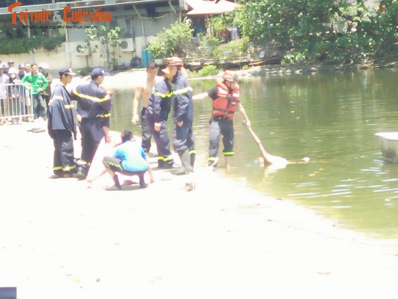 Phat hien thi the nguoi dan ong duoi ho Thien Quang, Ha Noi