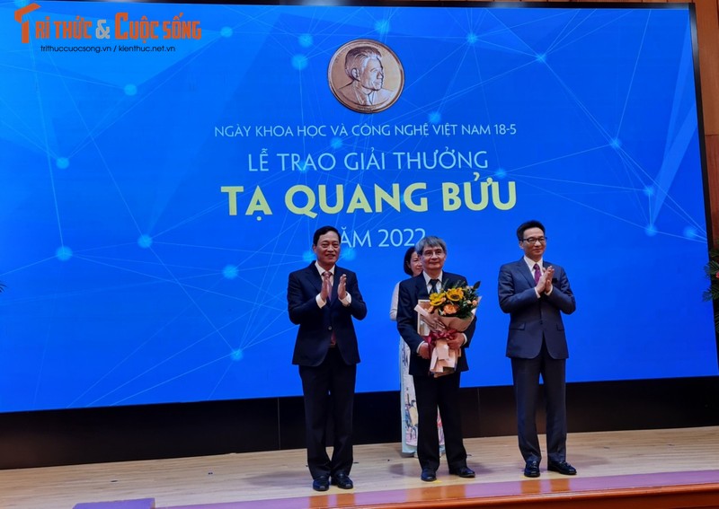 Hai nha khoa hoc xuc dong khi nhan Giai thuong Ta Quang Buu 2022-Hinh-2