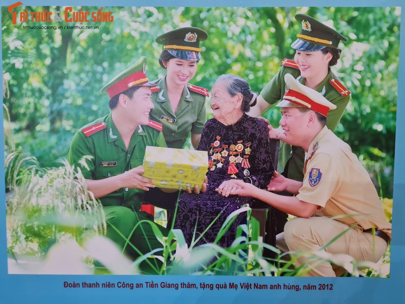 Nguoi dan Ha Noi xuc dong khi xem trien lam “Den on dap nghia“-Hinh-17