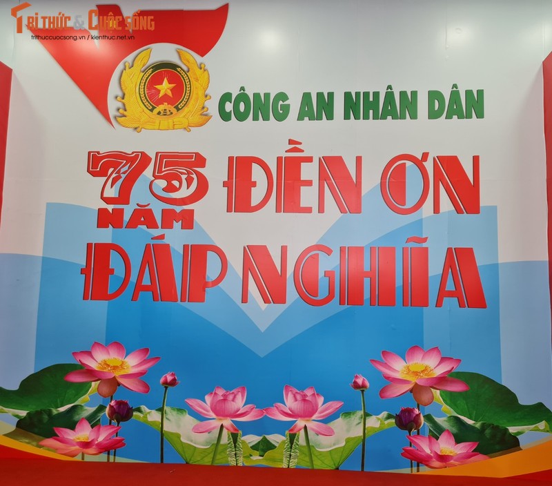 Nguoi dan Ha Noi xuc dong khi xem trien lam “Den on dap nghia“