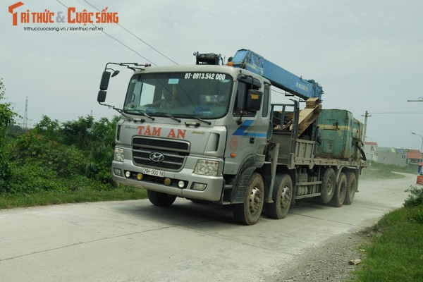 Ha Noi: Xe qua tai “bam nat” duong de Yen Nghia-Hinh-2