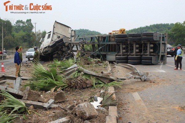 Tai nan nghiem trong tren cao toc Ha Noi - Thai Nguyen: 5 nguoi bi thuong