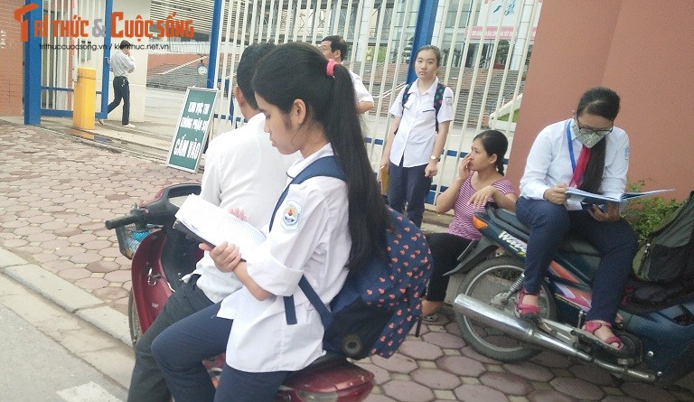 Anh: Thi sinh hoi hop truoc thi vao lop 10 o Ha Noi-Hinh-10