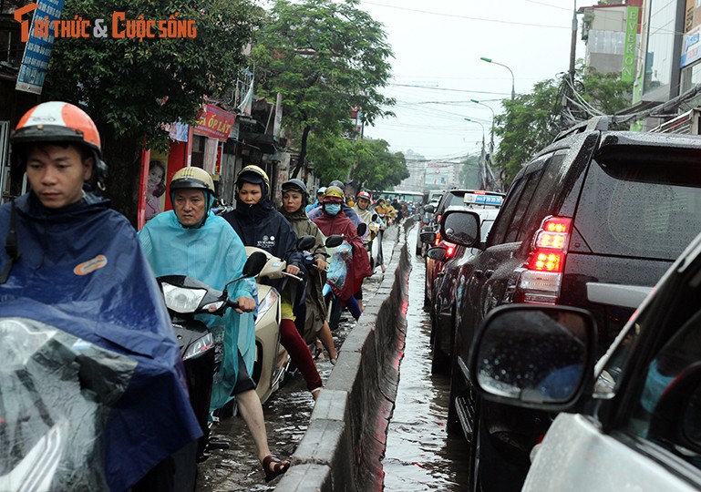 Anh: Mua cuc lon khien duong pho Ha Noi bien thanh song-Hinh-10