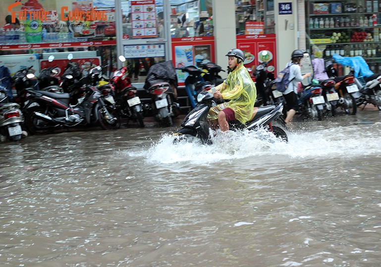 Anh: Mua cuc lon khien duong pho Ha Noi bien thanh song-Hinh-14