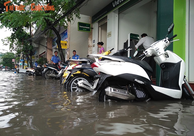 Anh: Mua cuc lon khien duong pho Ha Noi bien thanh song-Hinh-15