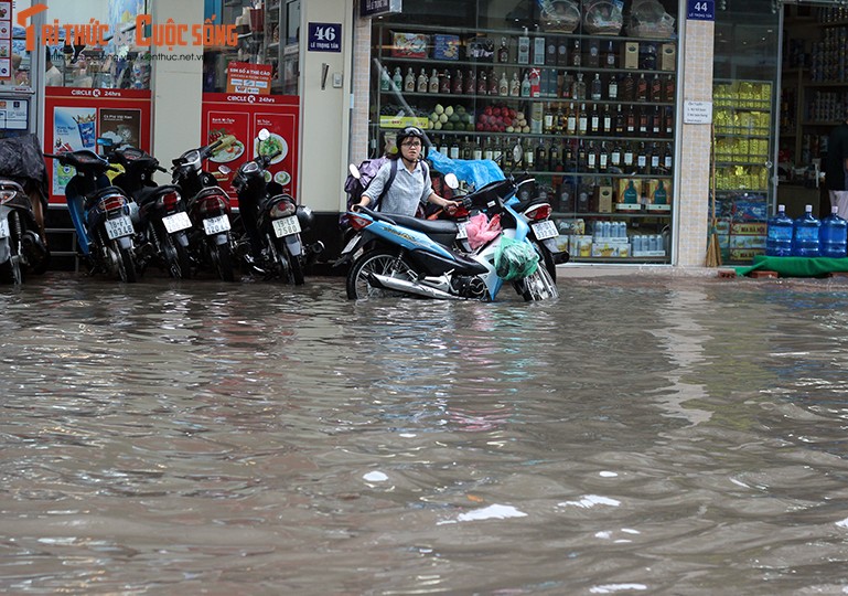 Anh: Mua cuc lon khien duong pho Ha Noi bien thanh song-Hinh-17