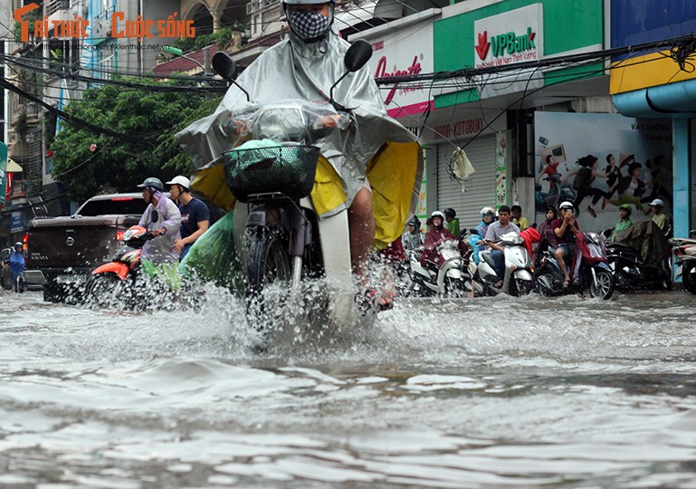 Anh: Mua cuc lon khien duong pho Ha Noi bien thanh song-Hinh-19