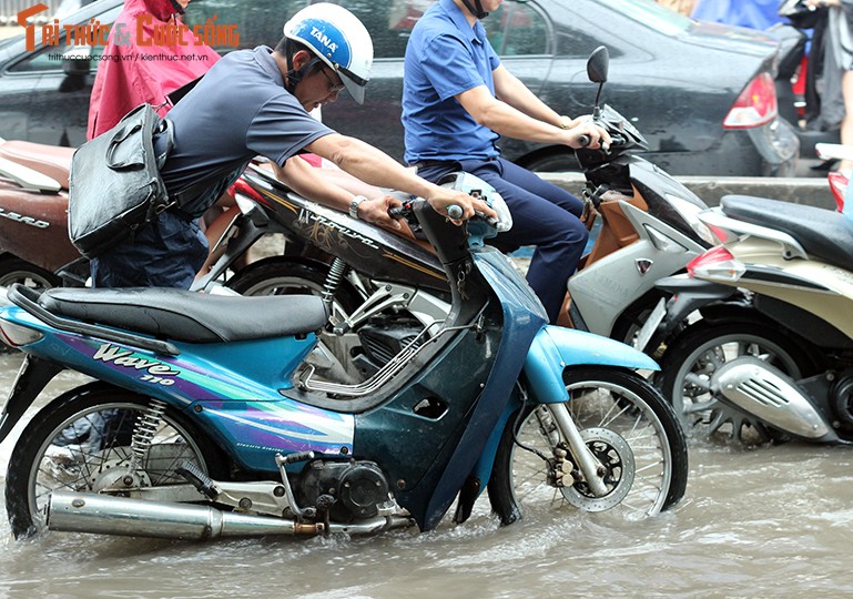 Anh: Mua cuc lon khien duong pho Ha Noi bien thanh song-Hinh-9