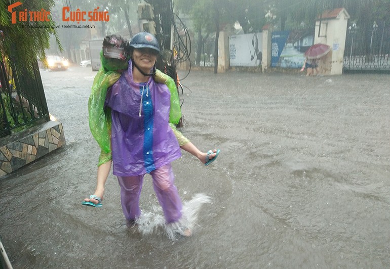 Anh: Quan xa dong cua, nuoc mua chay ngap nha dan o Ha Noi-Hinh-11