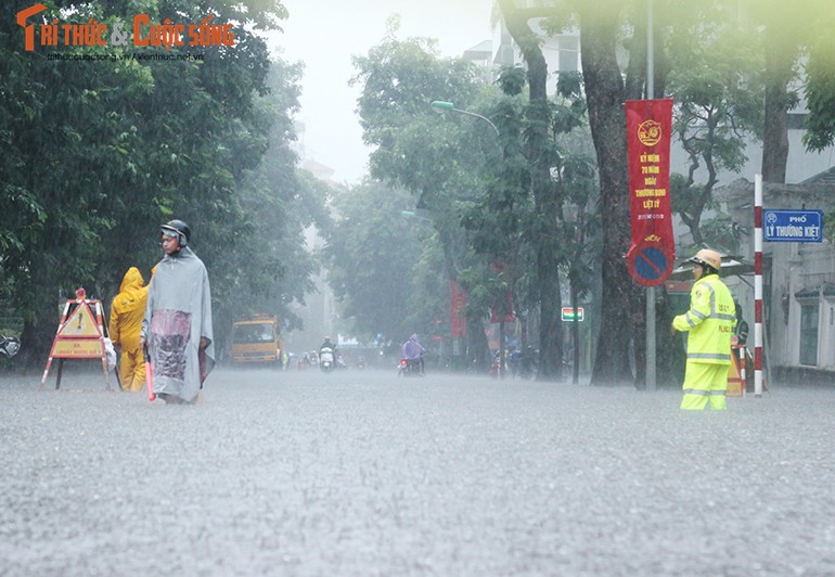 Anh: Quan xa dong cua, nuoc mua chay ngap nha dan o Ha Noi-Hinh-23