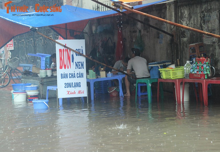 Anh: Quan xa dong cua, nuoc mua chay ngap nha dan o Ha Noi-Hinh-24