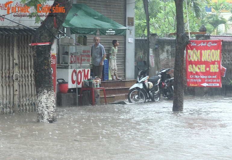 Anh: Quan xa dong cua, nuoc mua chay ngap nha dan o Ha Noi-Hinh-7