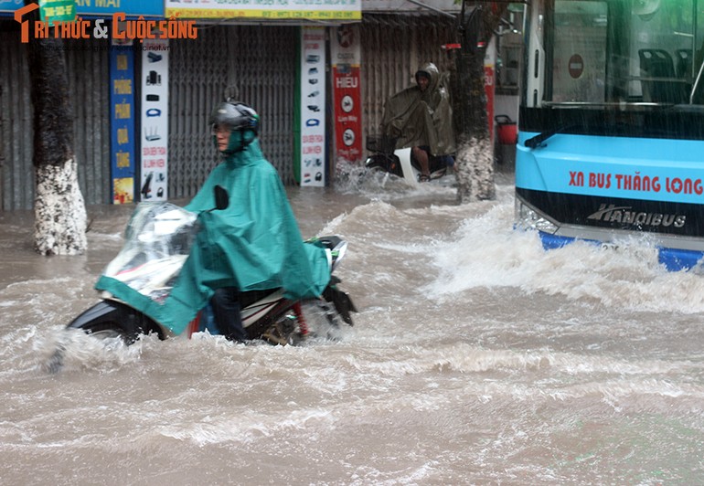 Anh: Quan xa dong cua, nuoc mua chay ngap nha dan o Ha Noi-Hinh-18