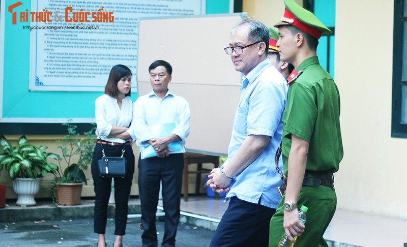 Anh: Ha Van Tham mim cuoi, Nguyen Xuan Son hoc hac sau ban an-Hinh-13