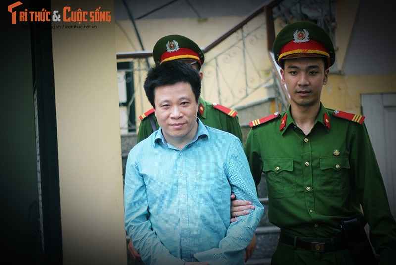Anh: Ha Van Tham mim cuoi, Nguyen Xuan Son hoc hac sau ban an-Hinh-2