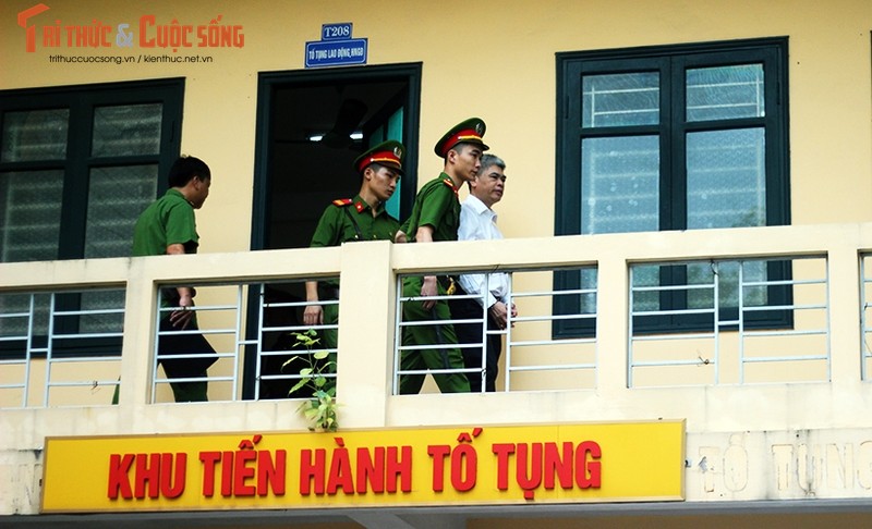 Anh: Ha Van Tham mim cuoi, Nguyen Xuan Son hoc hac sau ban an-Hinh-5
