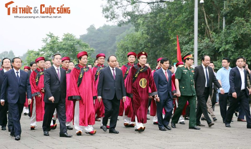 Thu tuong Nguyen Xuan Phuc doi mua dang huong tai Gio To Hung Vuong