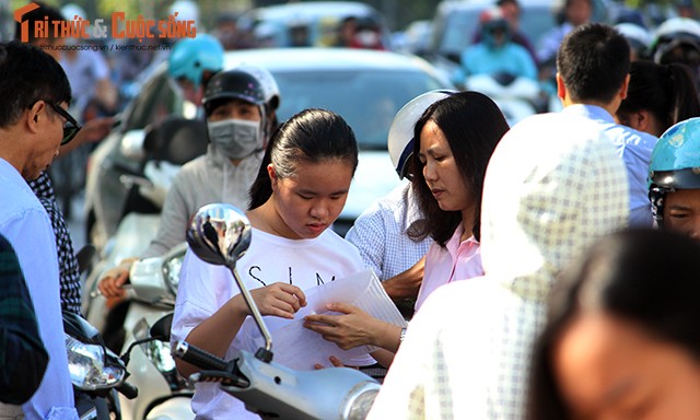 Hinh anh cang thang ngay dau thi tuyen sinh lop 10 o Ha Noi